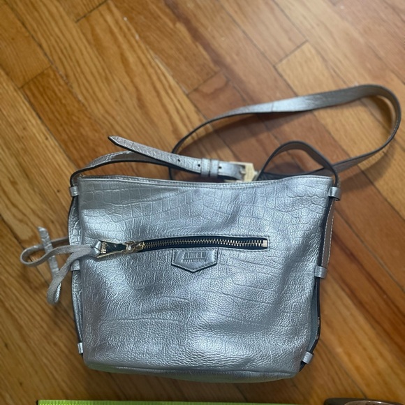 Aimee Kestenberg Handbags - Metallic Silver Crossbody Bag with Adjustable Strap and Textured Finish - Aimee